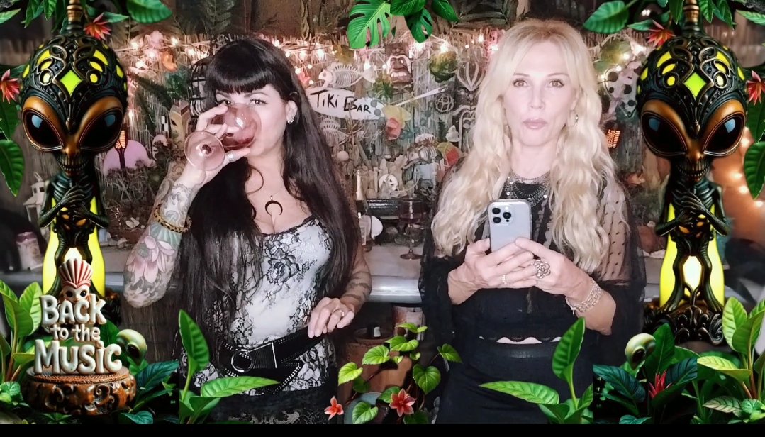 My best friend is going to Mongolia tomorrow, for 3 years to work with the Peace Corps. I'm super excited for her, I know it's going to be a rad adventure. But I'm gonna miss her... A lot 💔
We are super goofy together 😂