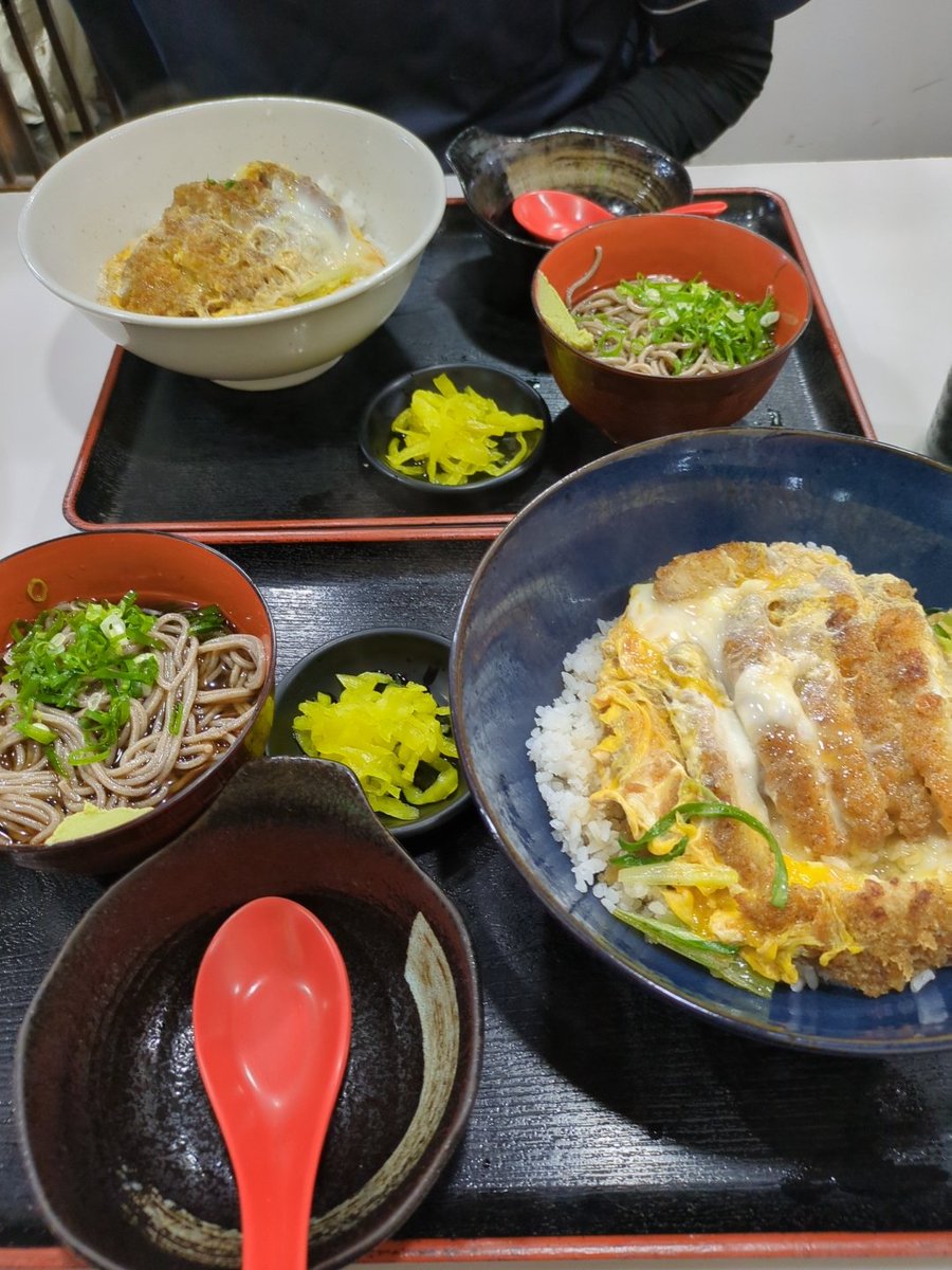 生きてます🫡
奈良のあとコメダのカレー祭り食べて
夜は柿の葉寿司🍣
昨日のお昼はカツ丼と蕎麦食べた🐷💕
そこから食べれず今やっとおにぎり
食べてる🍙ちょっとバタバタだった🥺