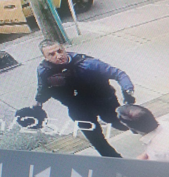 ¡Que lo conozcan todos y todas! Este es el motociclista energúmeno que golpeó salvajemente a don Hugo Romero al reclamarle por subirse al andén y en contravía. Por favor, si usted lo conoce, denúncielo.