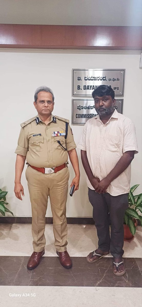 haruvegowda's tweet photo. ಅನ್ಯಾಯ, ಸರ್ಕಾರ ಮರುಪರಿಶೀಲಿಸಬೇಕು @CPBlr  ಅಂತಹ ದಕ್ಷ ಅಧಿಕಾರಿ ನಮ್ಮ ಸರ್ಕಾರಕ್ಕೆ ಅನಿವಾರ್ಯ 🙏🙏

@siddaramaiah @DKShivakumar @DrGparameshwar ದಯಮಾಡಿ ಮರುಪರಿಶೀಲಿಸಿ 🙏🙏 https://t.co/7AHXPd193d