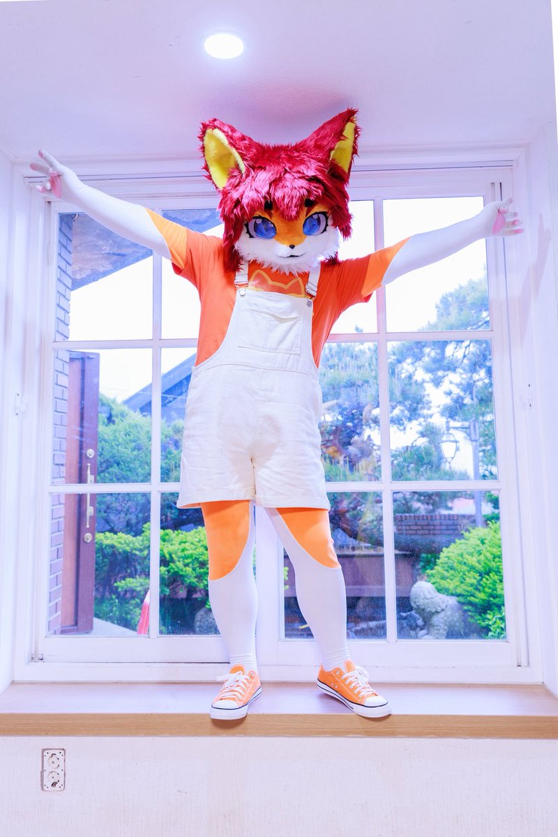 이거봐! 
나 천장에 머리 닿는다!
짱크지!!!!

#FursuitFriday #fursuit