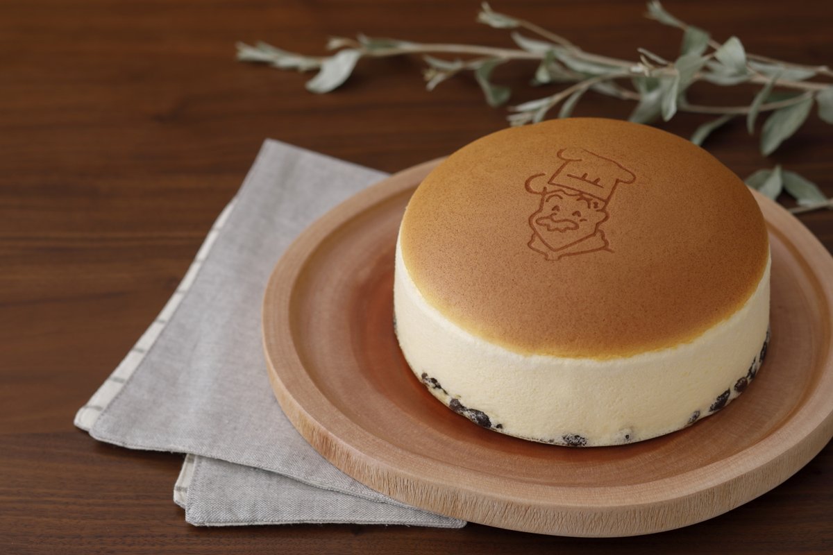 osakaprefPR_jp's tweet photo. Osaka has many local “#OsakamonMeihin” which make great souvenirs.
Here are two.

#Kikyorai Special Fukamushi Sencha:
100% Asatsuyu (a rare cultivar) green tea from #Senshunenhonten is pale and mellow.

Cheesecake:
#Rikuro’s #cheesecakes are handmade using select ingredients. https://t.co/sLtaFNJtO0