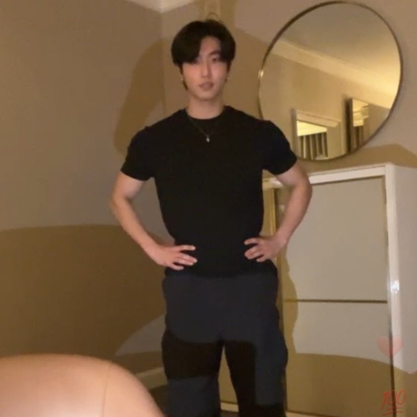 jisungravidinho's tweet photo. o han simplesmente esqueceu que isso não era uma conversa privada e sim uma live com 70k de pessoas e indiretamente confirmou que ele e o minho dormem na mesma cama na casa deles (oq não é nenhuma novidade pra um real minsunger) https://t.co/amOZsvirIk