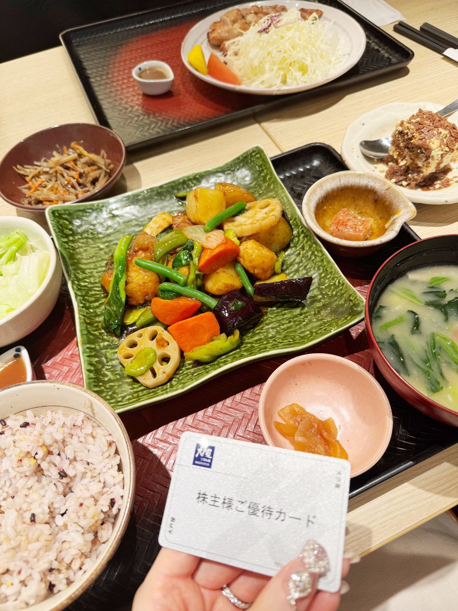 iriserose7's tweet photo. 株主優待を使って、食事🍚ティラミス、美味しかったです✨
エルメスでは、リボンバレッタを購入🎀
#株主優待
#エルメス
#エルメス好き https://t.co/1M3sN2H4SC