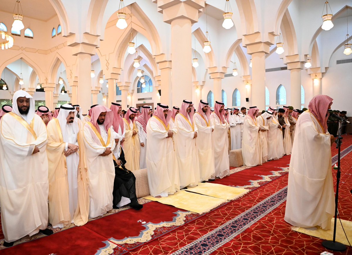 سمو أمير منطقة جازان 
#محمد_بن_عبدالعزيز
وسمو نائبه الأمير
#ناصر_بن_محمد
يؤديان مع جموع المصلين صلاة #عيد_الأضحى المبارك، بجامع خادم الحرمين الشريفين بمدينة جيزان.