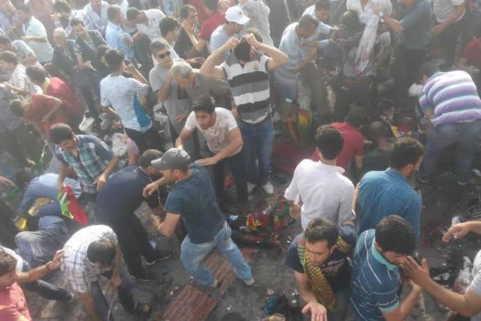 emraltun21's tweet photo. 5 Haziran 2015 yılında Diyarbakır İstasyon Meydanı’nda HDP’nin mitingine yapılan bombalı katliam sonucu 5 kişi yaşamını yitirirken yüzlerce kişi ise yaralandı.
Unutma unutturma! https://t.co/92jWEXBeai