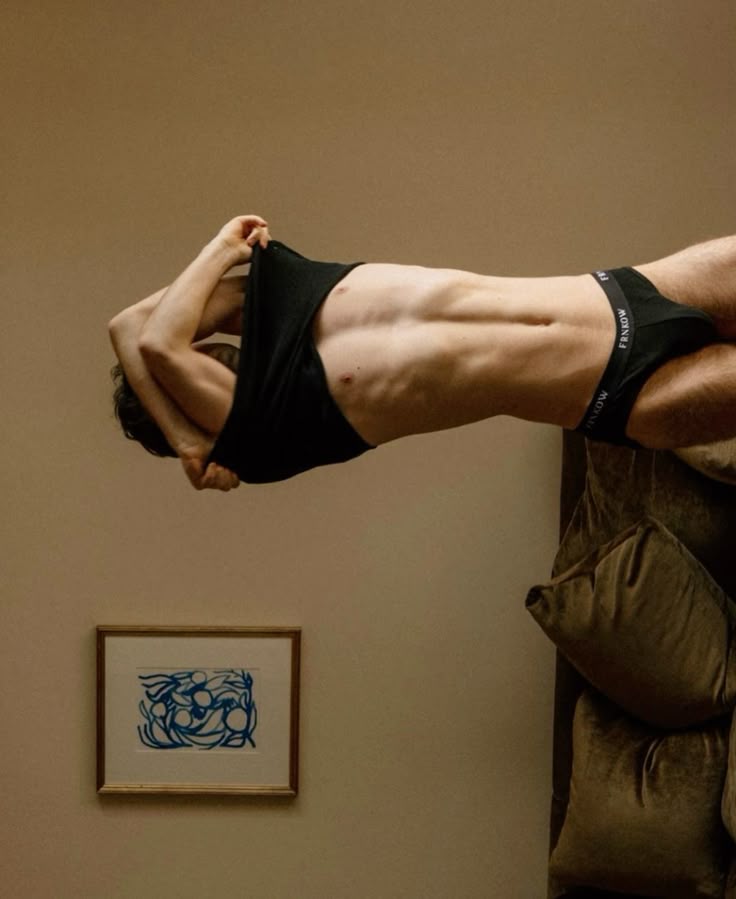 Tối nay anh cởi đồ ra thôi. Mọi chuyện còn lại để em... xử lý bằng mồm