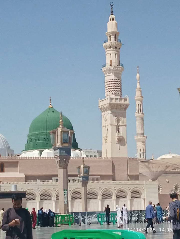 لولاك ما السِّكّينُ خالفَ نَهجَه
والكبشُ لم يَفْدِ الفَتى لولاكا

ولكم يَحِنُّ إليك جذعُ مَحبتي
وتبُلُّ صَبوتَه كُفوفُ هُداكا

يا مَن نَزلتَ ببالِ كوكبِنا سَناً
نَبعُ الهِدايةِ فَجَّرته يَداكا

في قلبِك الصّبرُ الجَميلُ حَدائقٌ
تَدعو لهم ولكم سَعَوا لأذاكا