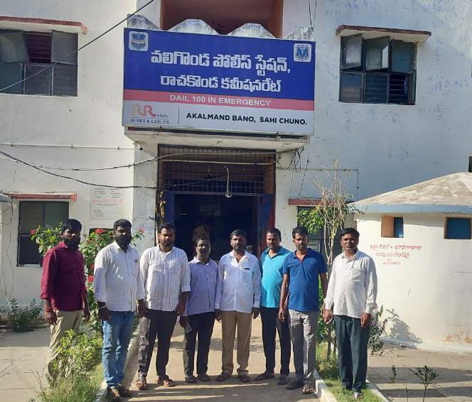 PALUGULA NAVEEN KUMAR (@naveenkumarbrs) on Twitter photo తుర్కపల్లి మం. తిర్మలాపుర్ సభకు CM రేవంత్ రాకతో ప్రభుత్వ వైఫల్యాలను ఎత్తిచూపుతారుఅని <a href="/BRSparty/">BRS Party</a> <a href="/VASALAMARRY/">palgula ramakrishna </a> Ex.MPTC PALUGULA <a href="/NAVEENKUMAR/">naveenkumar</a> ను అరెస్ట్ చేస్తున్న రేవంత్ రెడ్డి సర్కార్ ప్రచార ఆర్భాటం తప్ప ఆచరనకు నోచుకోని ప్రభుత్వ పథకాలు ఉత్త మాటలతో కాలయాపన చేస్తున్న రేవంత్ సర్కార్ తుర్కపల్లి మం. తిర్మలాపుర్ సభకు CM రేవంత్ రాకతో ప్రభుత్వ వైఫల్యాలను ఎత్తిచూపుతారుఅని <a href="/BRSparty/">BRS Party</a> <a href="/VASALAMARRY/">palgula ramakrishna </a> Ex.MPTC PALUGULA <a href="/NAVEENKUMAR/">naveenkumar</a> ను అరెస్ట్ చేస్తున్న రేవంత్ రెడ్డి సర్కార్ ప్రచార ఆర్భాటం తప్ప ఆచరనకు నోచుకోని ప్రభుత్వ పథకాలు ఉత్త మాటలతో కాలయాపన చేస్తున్న రేవంత్ సర్కార్