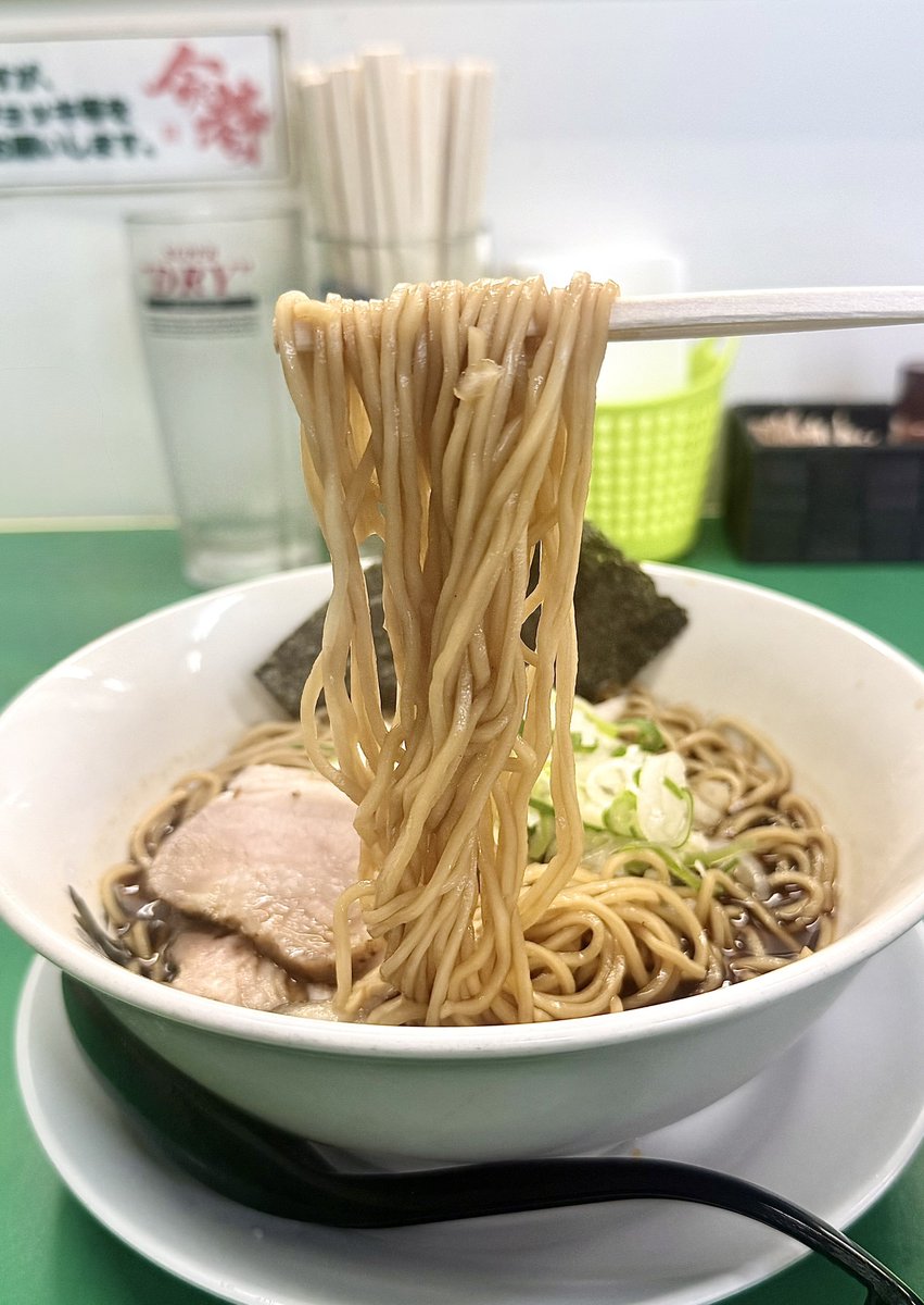 今を粋ろ 米子

一石二魚な
煮干しと和え玉

濃いめのカエシに深みのある二ボ感🐟
シンプルなパナさん煮干うんま😊
和え玉はアブラと合わせた濃厚なニボ🐟🐟
濃厚感と今粋tasteの合わせは👌
和え玉途中に残った🍜スープを入れれば
背脂煮干になってこれまたうんまいのよ🥹
めちゃめちゃ最高でした🙏