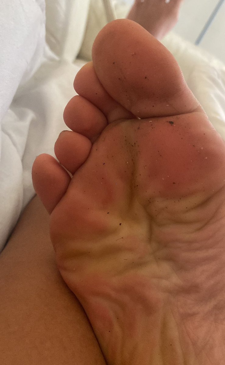 Goeiemorgen van je bazin en je grootste fantasie mijn vieze zool 🤣👣