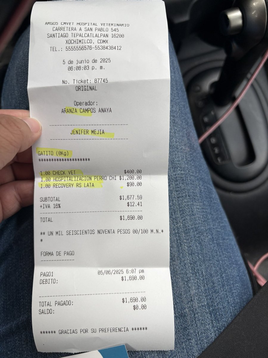 aandroiide's tweet photo. Rescate una gatita que llevaba seguramente mucho sin poder si quiera ver , no sé cómo ha sobrevivo a tanta indiferencia … la llevé al Vet y pagué su internamiento de hoy y consulta , de verdad que necesita más ayuda y no podré solventar sus gastos sola … por favor ayudaaaa https://t.co/Dd4CJYDdji