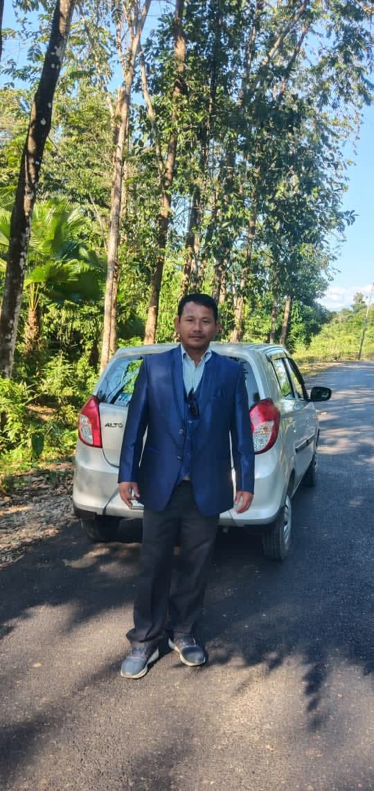 অপেক্ষা মথো অপেক্ষা

শুকান পাতৰ দৰে ৰৈ আছো,
বতাহজাকে কেতিয়াবা উৰুৱাই লৈ যায়—
আশাৰ কোঁহেৰে বান্ধি থোৱা পথাৰবোৰ,
এতিয়াঁও অৰণ্য হৈয়েই ৰয়।
নদীৰ সোঁতত নাই উৰ্দ্ধগতি,
নাই কোনো কোলাহল ধ্বনি_
কেৱল বহুদূৰলৈ চোৱা এটি দৃষ্টি,
আৰু হৃদয়ত এটি অচিন যাত্ৰা।
#অপেক্ষা