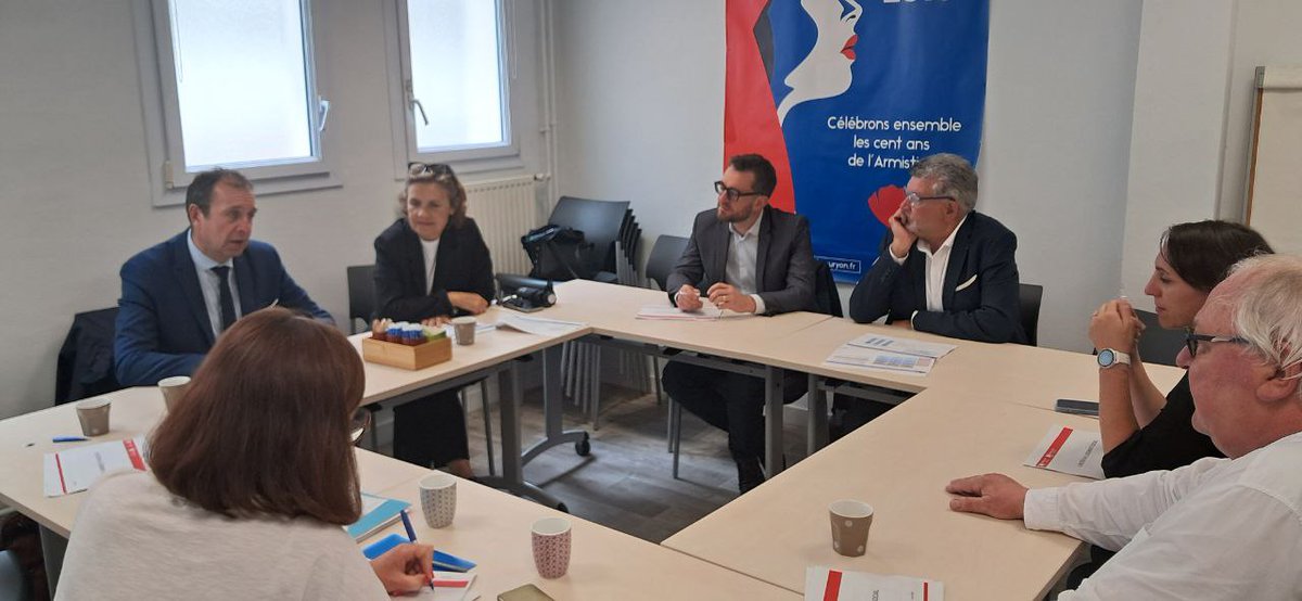 FJolivet36's tweet photo. Merci à @BeaBellamy85 de m'avoir accueilli en #Vendée. Avec @Lucbouard et les élus et services de @larochesuryonfr nous avons abordé la situation locale du #logement. Avec la @mfr_officiel de Mareuil-sur-Lay, j'ai présenté ma #PPL sur le développement des #internats. #Horizons https://t.co/9dyxiREPlJ