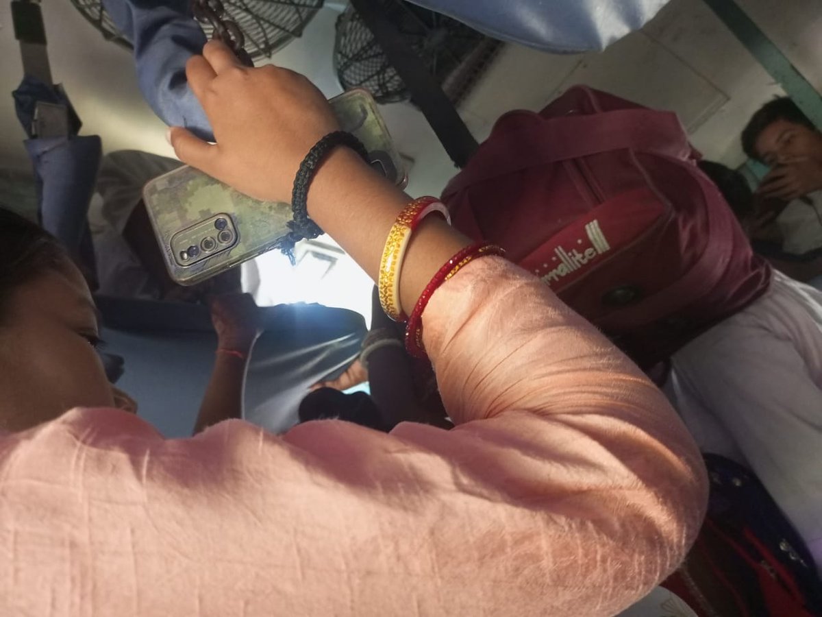riteshdevseth's tweet photo. @IRCTCofficial @RailwaySeva @RailMinIndia IRCTC से सीट बुक कर लो, लेकिन स्लीपर में बैठने की उम्मीद मत रखना।
हर सीट जनरल बोगी का हिस्सा बन चुकी है।
स्लीपर अब केवल नाम का है, असल में "लोकतांत्रिक जनरल" बोगी है।
रेल मंत्री जी @AshwiniVaishnaw, टिकट लेकर भी भीख क्यों मांगनी पड़े? 😡 https://t.co/pMDiwCkTh2