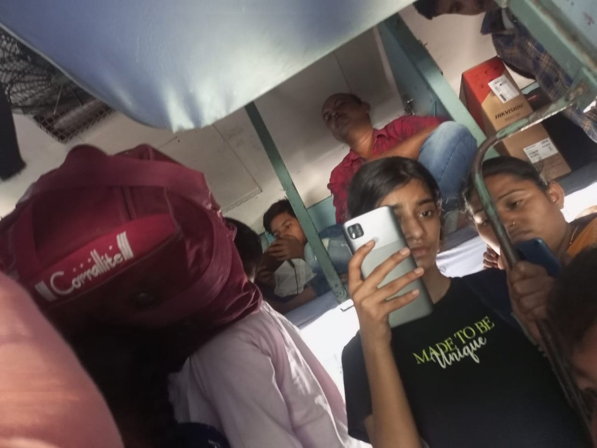 riteshdevseth's tweet photo. @IRCTCofficial @RailwaySeva @RailMinIndia IRCTC से सीट बुक कर लो, लेकिन स्लीपर में बैठने की उम्मीद मत रखना।
हर सीट जनरल बोगी का हिस्सा बन चुकी है।
स्लीपर अब केवल नाम का है, असल में "लोकतांत्रिक जनरल" बोगी है।
रेल मंत्री जी @AshwiniVaishnaw, टिकट लेकर भी भीख क्यों मांगनी पड़े? 😡 https://t.co/pMDiwCkTh2