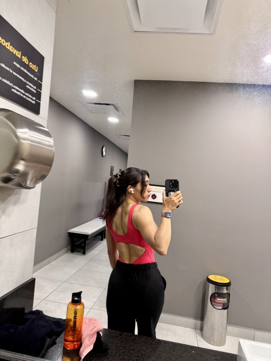 eu_naye's tweet photo. En qué momento 🤤🤤
#FitnessMotivation #gymgirl #gymmotivation #GymLife #gymbody https://t.co/eUrQ7GyFua