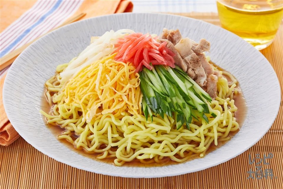 gehaSyaki's tweet photo. 食の軍師whitecul明　7話しゃぶ葉編裏話

冷やし中華作ろうとしてました。
中華麺茹でて器に盛ったらかき氷と水をぶっかける
十分冷やしてからその後網で麺の水を切ったら野菜と一緒に器に盛り付けて冷やし中華完成。

ボツにした理由「そこまでやったらキチガイだから」 https://t.co/HClsMWGKSC