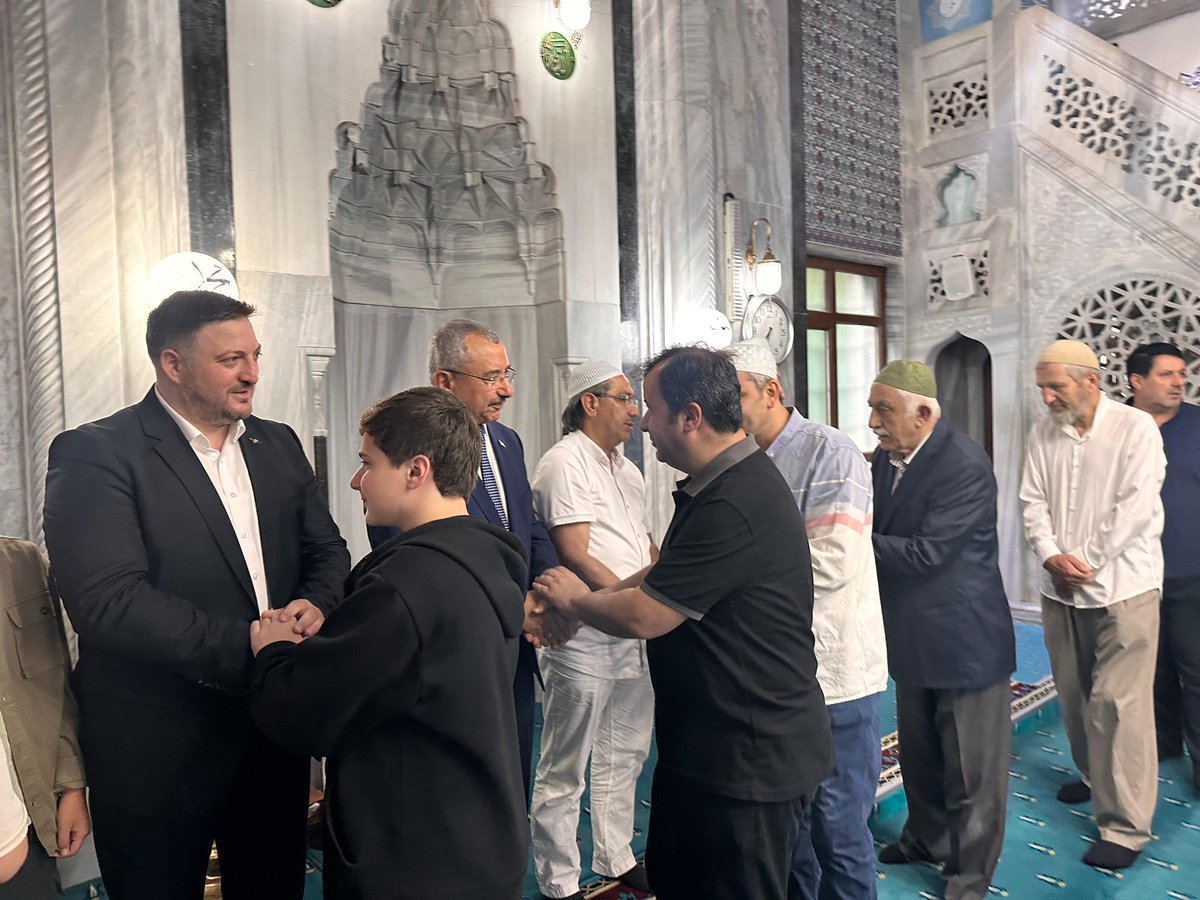 bbismailerdem's tweet photo. Bayram Namazımızı Sancaktepe Ebubekir Caminde komşularımızla birlikte eda ettik. 

Tüm İslam aleminin, yüce Milletimizin, komşularımızın bayramı mübarek olsun.

#KurbanBayramı https://t.co/3ZgLgSjw41