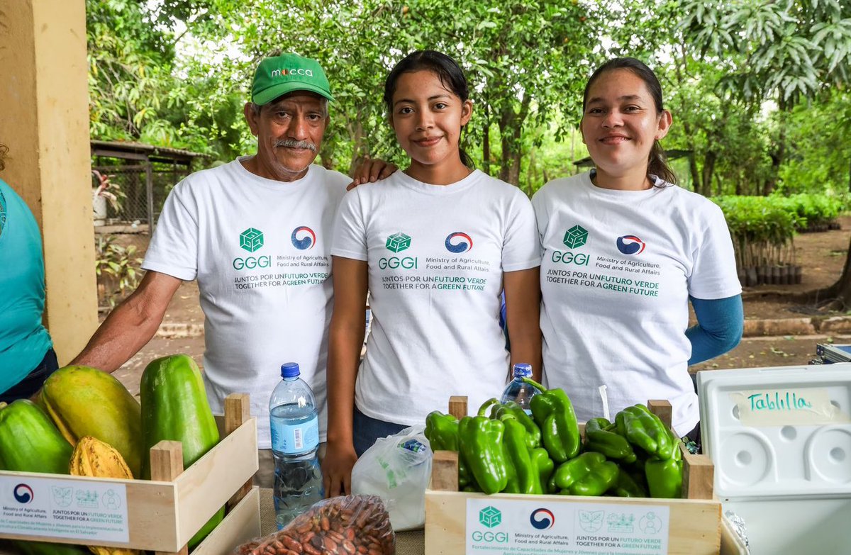 GGGI_CA's tweet photo. Productores de Usulután fueron primeros en recibir insumos, que aportarán sostenibilidad y sumarán cosechas de alto valor, como aguacate y mango.

La iniciativa es parte del proyecto de agricultura climáticamente inteligente que GGGI implementa con GOES🇸🇻 y apoyo de @mafrakorea🇰🇷 https://t.co/Rf9Xm0DMRx