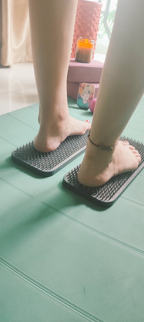 TamaraTantra's tweet photo. Всем привет, я йоганутая
Hey everyone, I’m yoga-crazy! 😄
#footfetish #LongLegs #TattooedGirl #YogaAddict #NailBoardPractice
#FootFetishFriendly #LegWorship https://t.co/xd5rCpcC8A