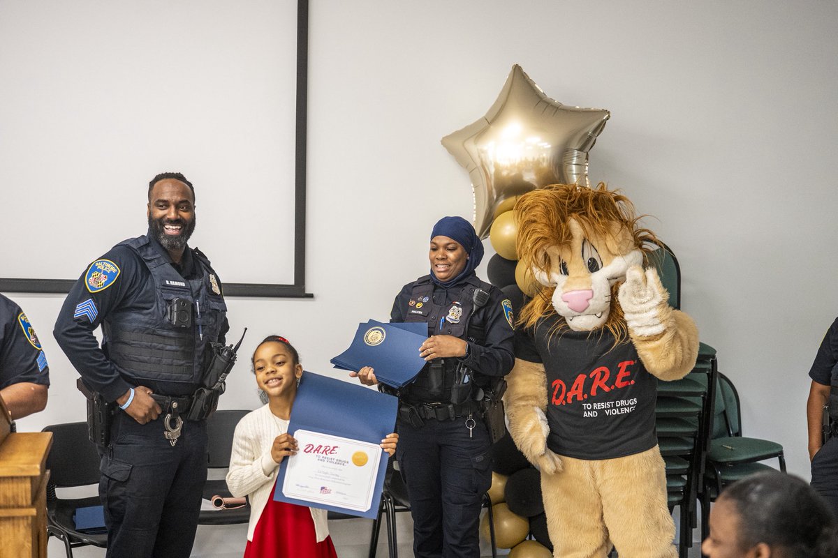 BaltimorePolice's tweet photo. We’re thrilled to congratulate all the KIPP academy students who graduated from this year’s D.A.R.E. program! Your leadership within your school and community is truly inspiring and will be invaluable in shaping the future.
#BPDStrong #BaltimoreCommuity #DARE
See more photos here: https://t.co/q81AbTgt7j