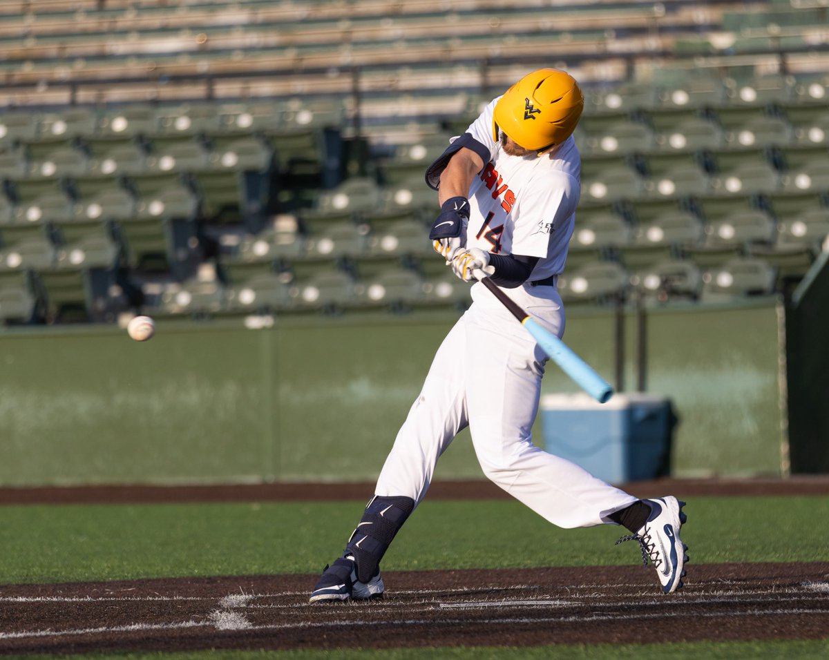 NSNavigators's tweet photo. Back-to-back innings with a long ball!

@brodysdalton brings us within one with a shot out to right-center. 

Navs 3
Bats 4

Top 6th
#NavsNation | #NECBL https://t.co/8VhF2YyhiT