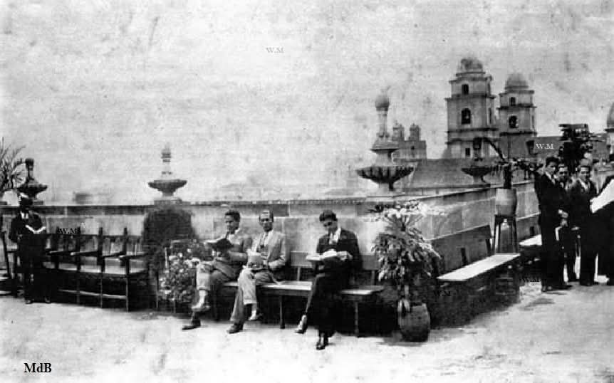 Estudiantes leyendo en la terraza del colegio San Bartolomé, al fondo los campanarios de la Catedral primada...Bogotá años 30.