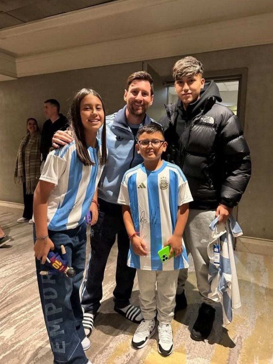 Leo Messi meeting Arturo Vidal's family at the stadium 🏟️