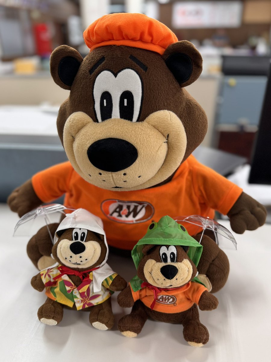 A&W本部の受付にいるルーティが 6月の梅雨仕様になってます🐻☂️ 毎月