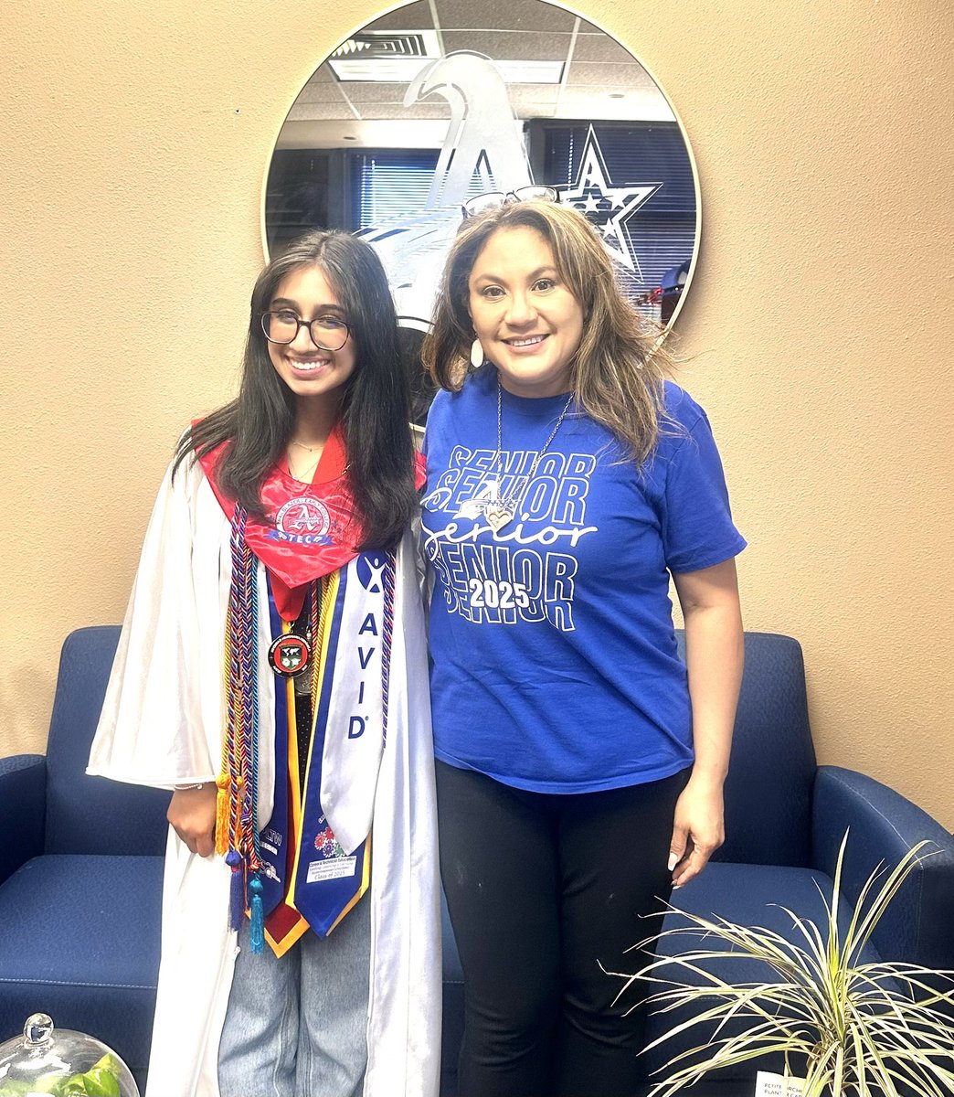 Americas_HS's tweet image. Congratulations to the Class of 2025 Valedictorian, Caroline Garcia! ❤️💙 
#ProudPrincipal 
@Al_Garcia_EPISD