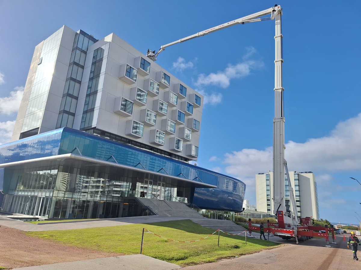 emekavoces's tweet photo. 📍#PuntaDelEste Hoy estuvo desplegándose el camión #Bronto con escalera de 101 metros de Bomberos Maldonado en The Grand Hotel de Punta del Este a manera de simulacro de despliegue. Es un camión enorme que cuenta además con un scanner de suelo en su parte baja para determinar si puede o no, desplegar sus patas hidráulicas para sustentar la altura del brazo.