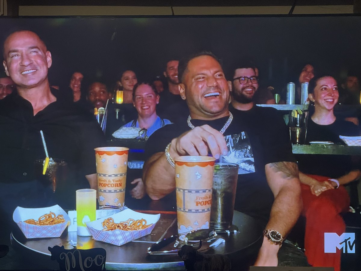<a href="/RealRonnieMagro/">Ronnie Magro</a> has the most contagious laugh. 😂 #JSFamilyVacation