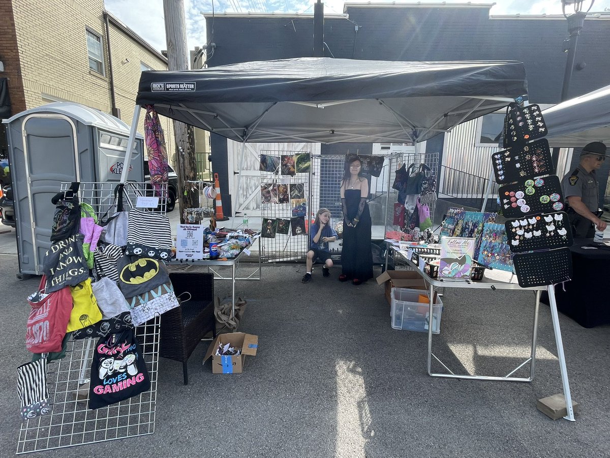 DesignsTrh's tweet image. Shout out to all the demons who came to see us in West Carrollton! It was a helluva good time!
#vendorlife #artlife #artsale #HelluvaBossFanart #HazbinHotelFanart #harrypotterfanart #trhdesigns #fyp #fypシ