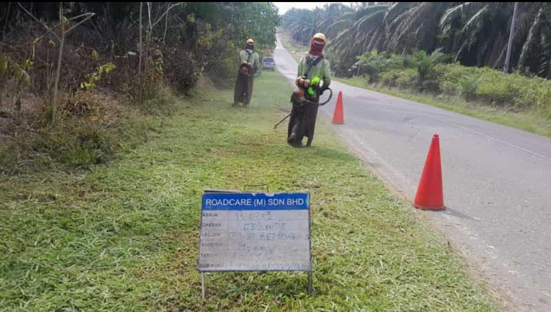 RC_Maran's tweet photo. Kerja penyenggaraan rutin RO3 - Memotong rumput di laluan FT83  Felda Sg. Retang, Seksyen 10.80, Daerah Jerantut, Pahang

@JKRJERANTUT
@JKRPAHANG
@ZTTCSFJ
@CSFJ_JKR
@IPJKR_Official
@moworksmy 
@ahmadmaslan 
@AlexNantaLinggi https://t.co/vBluREtRpf