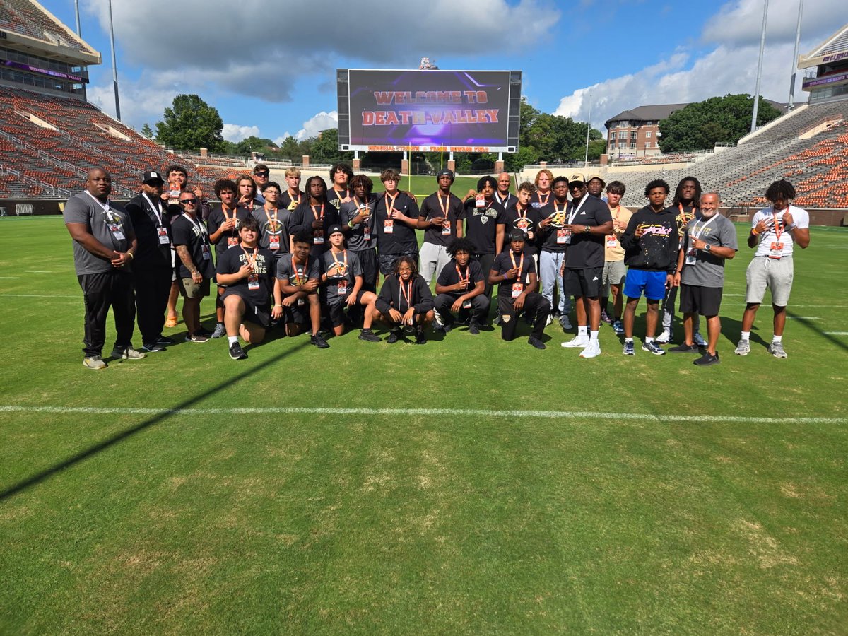 Diondraecampbe2's tweet photo. We appreciate @52RockJr and @ClemsonFB for showing @ERHSFB around their awesome facilities.  It was truly a once in a lifetime experience for all of our players and coaching staff!🙏🏾
@donnieburchfiel @CUCoachReed @coachdicunto https://t.co/0bnpaQ2HF0