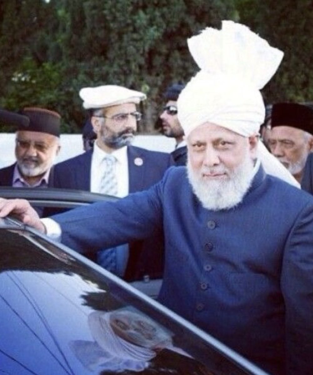 moongirl345's tweet image. Assalamo alaikum everyone! A Very HAPPY EID MUBARAK to All. Let’s remember our beloved Huzur in our special prayers.Also remember our Pakistani brothers and sisters who are denied the basic human rights and are unable to celebrate.May Allah keep them under his protection🙏🏻❤️