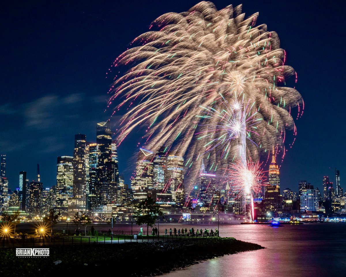 briank_photo's tweet image. Some photos from last nights fireworks in front of the  @EmpireStateBldg lit up in orange for the @GiftofLife 

#fireworks #fireworksphotography #nightscapephotography #empirestatebuilding #teamcanon #canonusa #nyc #fox5ny