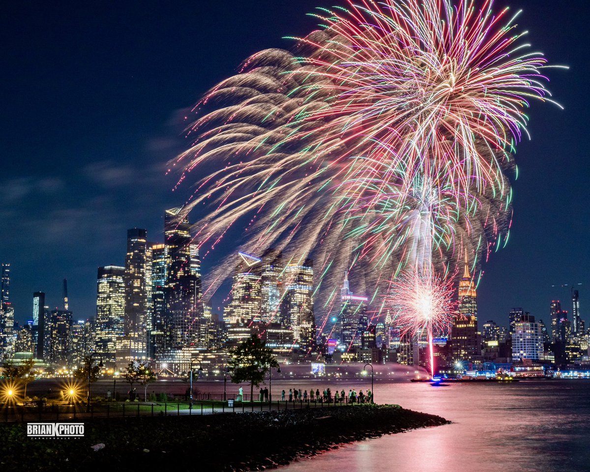 briank_photo's tweet image. Some photos from last nights fireworks in front of the  @EmpireStateBldg lit up in orange for the @GiftofLife 

#fireworks #fireworksphotography #nightscapephotography #empirestatebuilding #teamcanon #canonusa #nyc #fox5ny