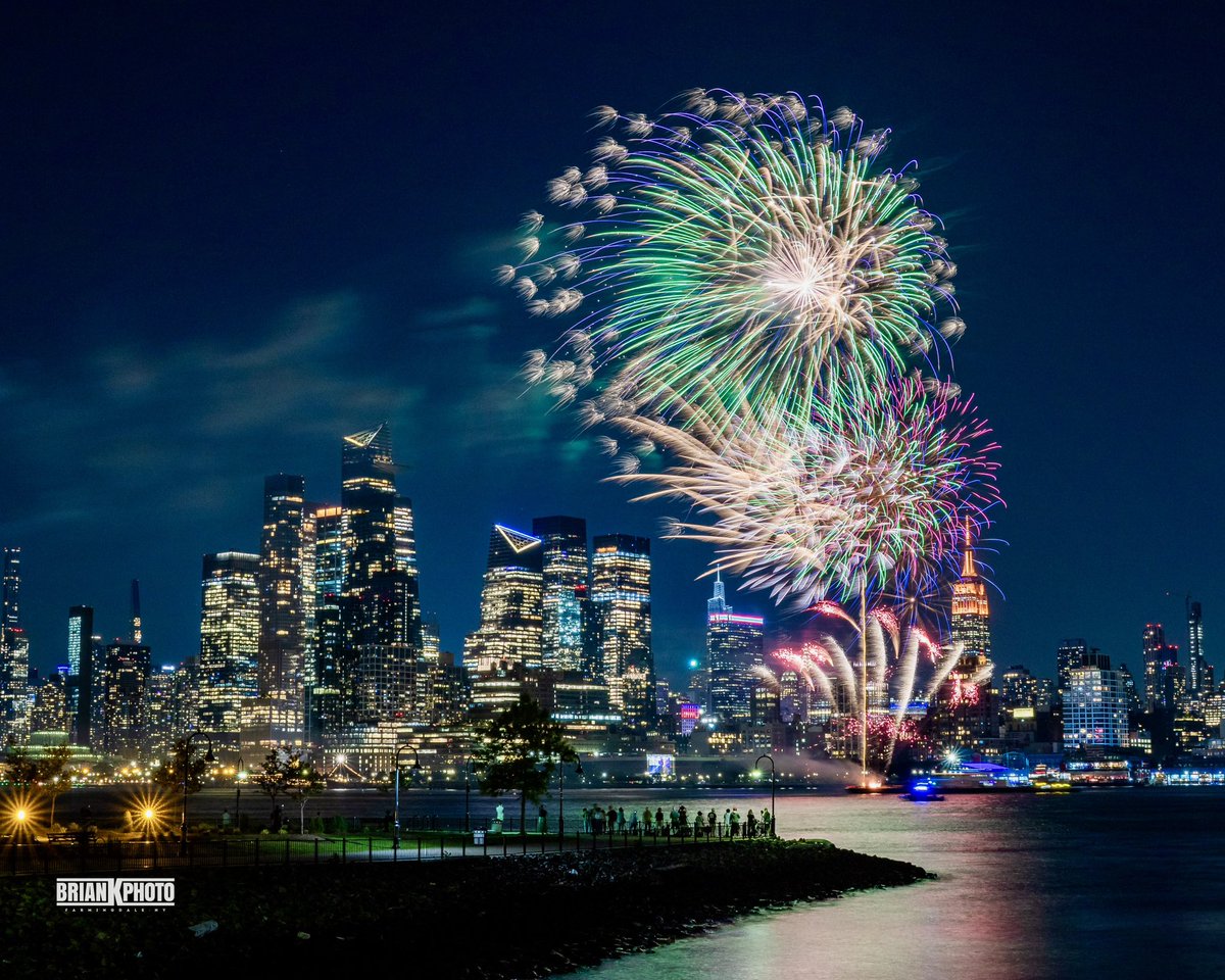 briank_photo's tweet image. Some photos from last nights fireworks in front of the  @EmpireStateBldg lit up in orange for the @GiftofLife 

#fireworks #fireworksphotography #nightscapephotography #empirestatebuilding #teamcanon #canonusa #nyc #fox5ny