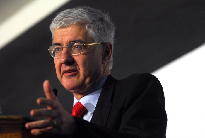 Inverosímil: el director del SII es el dueño de MULTICAJA. El firma la firma la resolucion Nº12 del SII obligando a los contribuyentes a efectuar transacciones en el comercio con maquinas de redcompra. Las instituciones funcionan a todo vapor. 👏 👏 👏