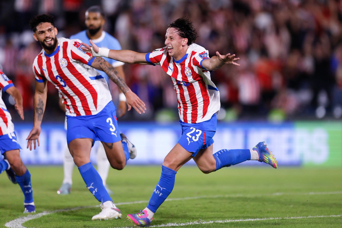Paraguay 🇵🇾 volvió a ganarle a Uruguay 🇺🇾 después de casi 18 años. La última vez había sido en octubre de 2007 por las Eliminatorias Sudamericanas (1-0 con gol de Nelson Haedo Valdez). Hacía 11 cotejos que no lograba un triunfo ante este rival.