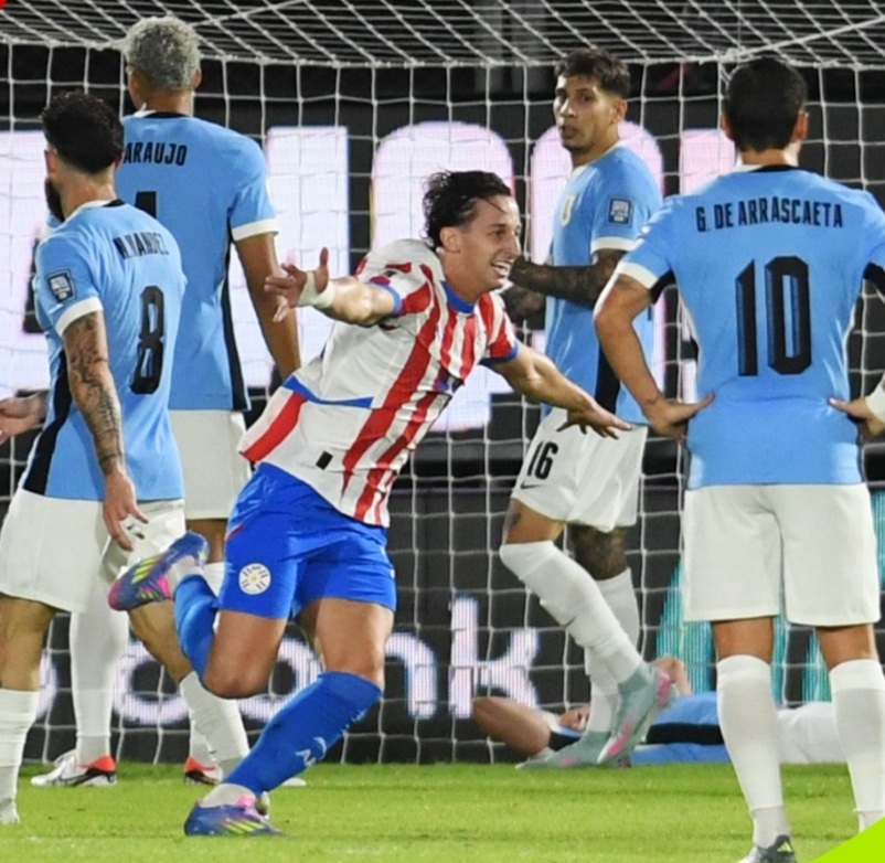 Aburre Uruguay. No pateó al arco, no jugó absolutamente a nada. De los últimos 9 partidos (tras la Copa América) ganó uno solo y en el minuto 90+10. En esos 9 partidos, hubo 6 que no hizo goles. Hacía 18 años que Paraguay no le ganaba. Hoy le ganó por todos lados.
