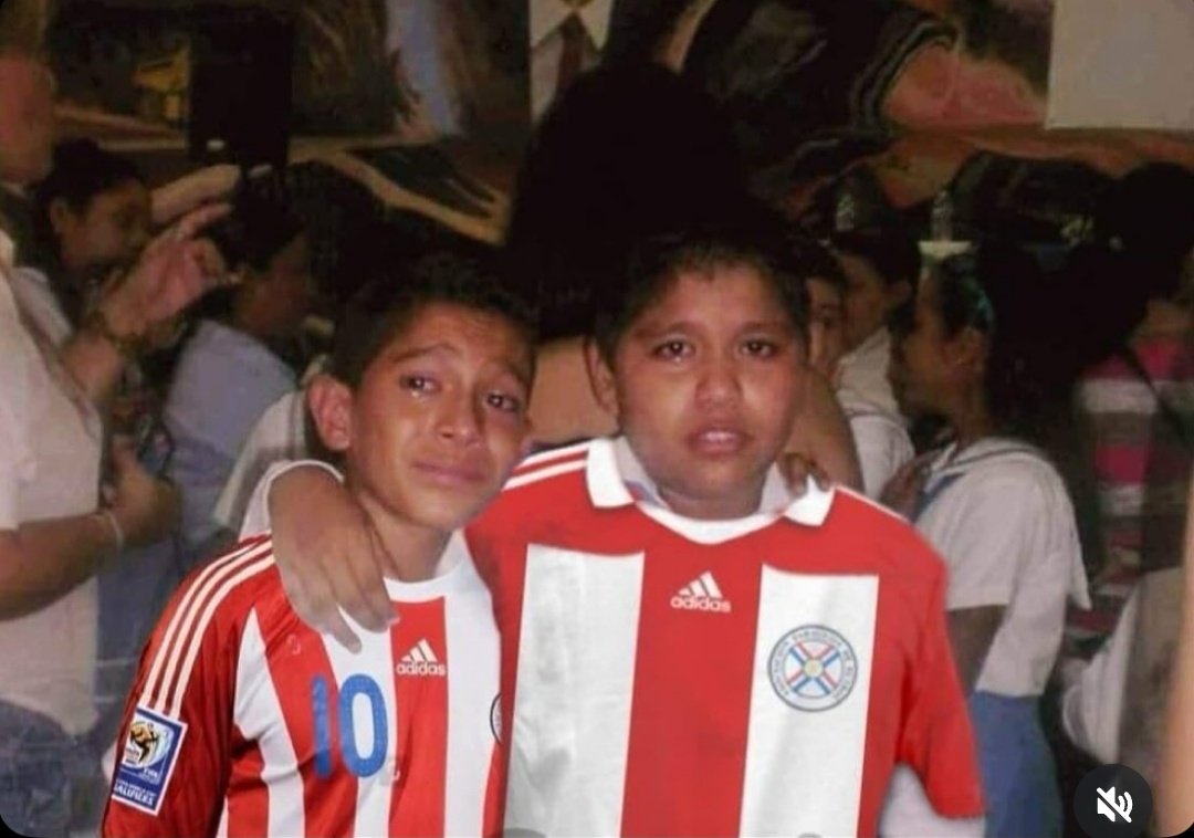 romi_pitufa's tweet photo. El chespi que le encontré en la calle y yo emocionados porque Paraguay está cerca del mundial https://t.co/z4tks6o6hw