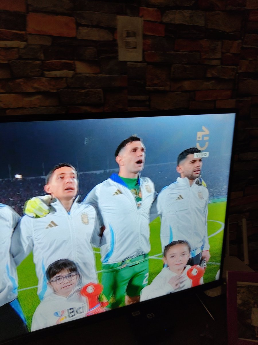 #LaRojaxCHV viendo la "La Trama " del partido jajajaja