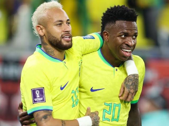 Hoje, teoricamente, o Vinicius Junior é o melhor jogador da seleção brasileira, o craque, o 'the best', mas porque ele não é cobrado como tal?

O Vini possui 6 gols em 41 jogos pela seleção, o Neymar fazia gol todo jogo e era vaiado e xingado por não fazer 2, 3. Cadê a igualdade?