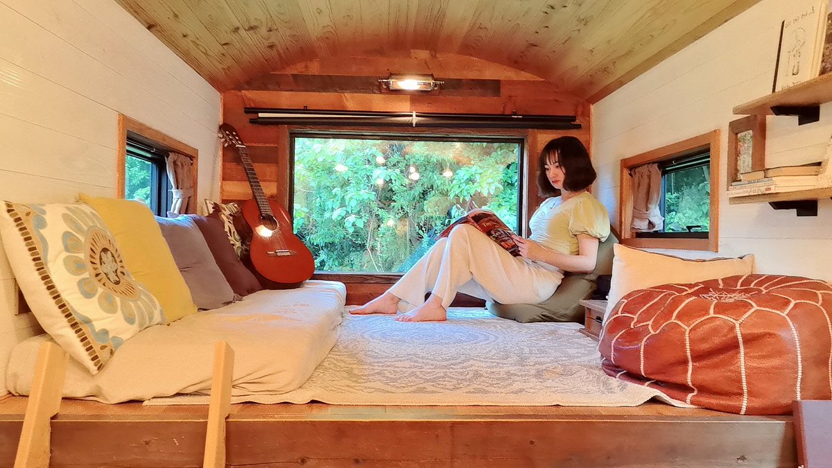 昔気になってたTiny house、ついに泊まってみた 🏡✨

 部屋は3歩で端までいける"小さな家"