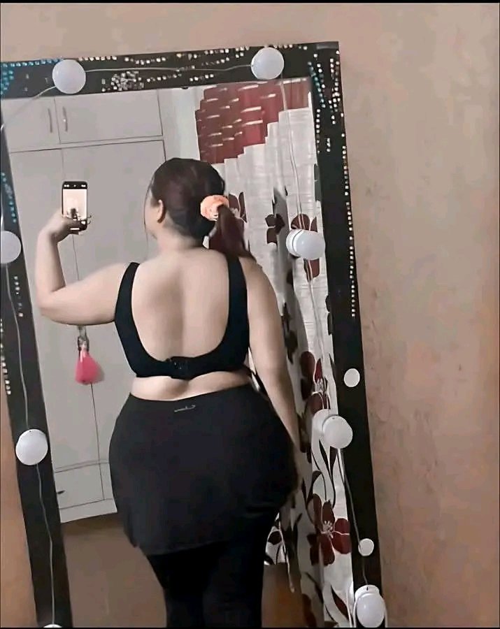 आजकल के मर्द इतने कमजोर हो गयें है कि ब्रा का हुक खोलते ही उनके L से लस्सी निकल जाती है...!