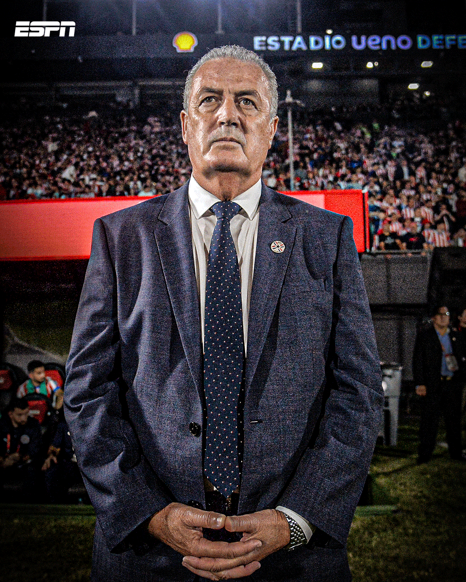 ESPNArgentina's tweet photo. ✅ El Profe #ALFARO y su #PARAGUAY, INVICTOS desde su llegada a la Selección:

🫱🏻‍🫲🏼 1-1 vs Uruguay 🇺🇾
✅ 1-0 vs Brasil 🇧🇷
🫱🏻‍🫲🏼 0-0 vs Ecuador 🇪🇨
✅ 2-1 vs Venezuela 🇻🇪
✅ 2-1 vs Argentina 🇦🇷
🫱🏻‍🫲🏼 2-2 vs Bolivia 🇧🇴
✅ 1-0 vs Chile 🇨🇱
🫱🏻‍🫲🏼 2-2 vs Colombia 🇨🇴
✅ 2-0 vs Uruguay 🇺🇾

Tras la victoria 2-0 ante la Celeste, la Albirroja quedó a un paso de clasificarse al Mundial 2026.

¿Qué te parece?