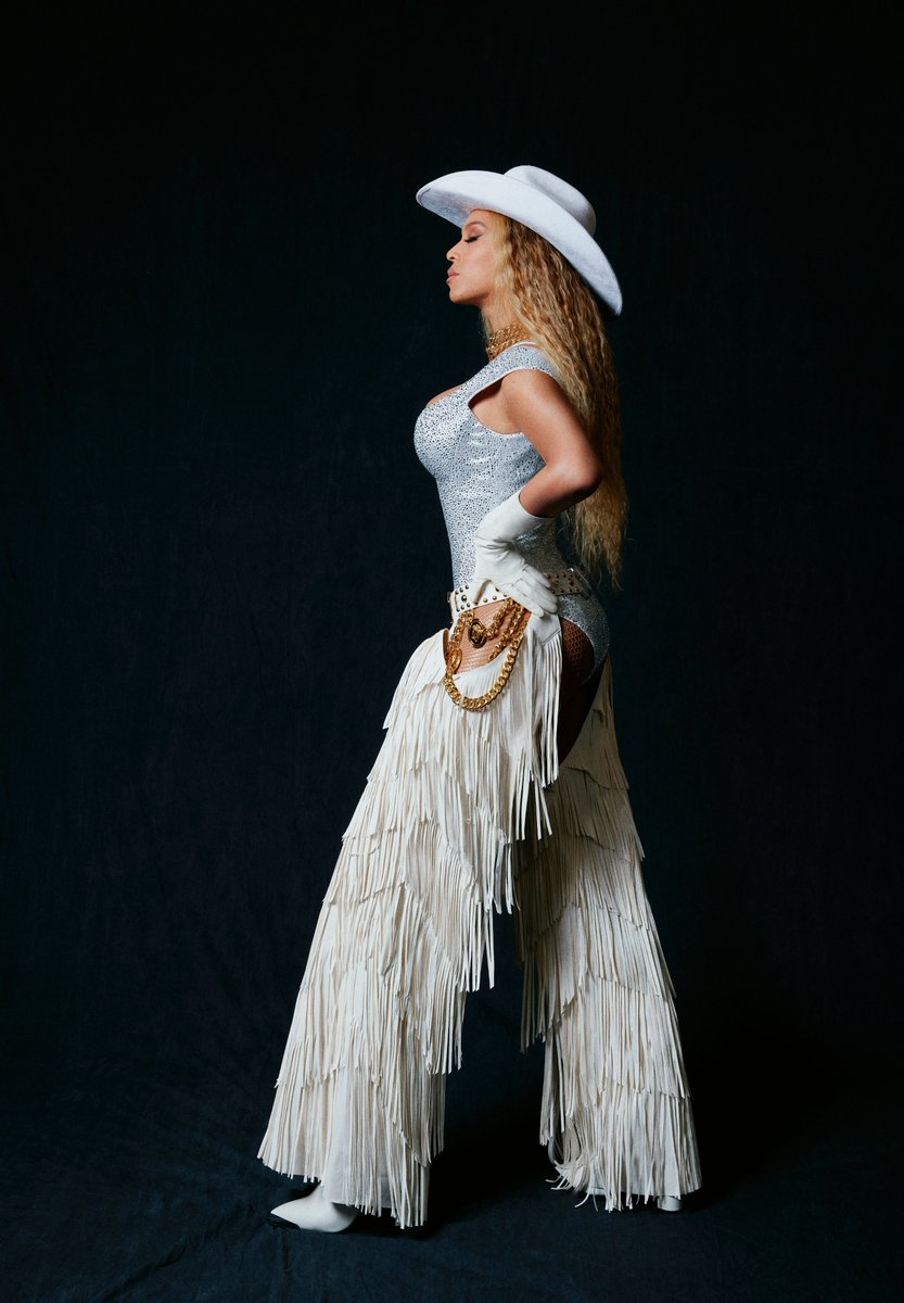 BeyLegion's tweet image. Beyoncé backstage in London — Night 1. 🐎

#COWBOYCARTERTOUR